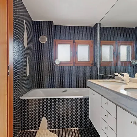 Homely And Spacious Penthouse Centrally Located - What'app - 0034-635-520-036 - For Reservations! アパート *
